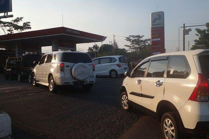 Suasana antrean mobil saat beli Pertalite di SPBU Jl MR Iwa Kusuma Sumantri, Ciamis, Kamis (30/6/2022) sore.