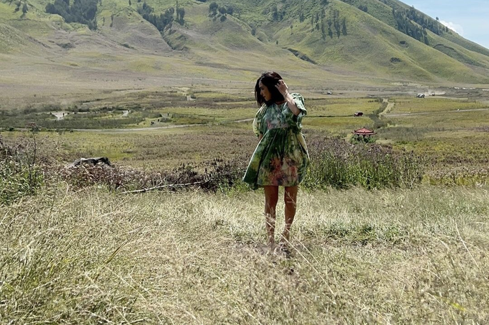 Gisel pamer goyangan tubuh di Gunung Bromo setelah baru tahu bisa capture foto dari video. Istri Sammy Simorangkir respons begini.