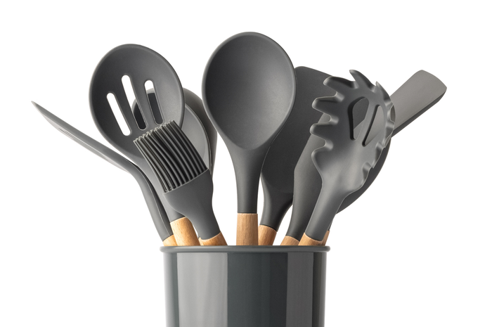 Tips hidup membersihkan peralatan masak berbahan silikon. 