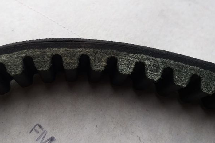 Permukaan v-belt palsu banyak bercak dan kasar
