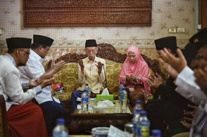 Prabowo Subianto mengunjungi Ponpes Shiddiqiyyah Jombang demi tujuan ini. Ternyata bukan cuma Luhut Binsar yang datang.