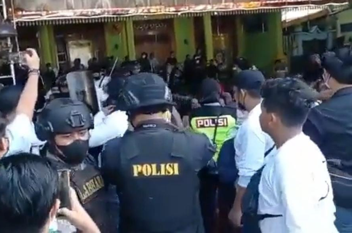 Bechi anak kiai Jombang dapat duit berlimpah dari sini setiap bulan. Pantas bisa kerahkan simpatisan dari Lampung buat hadang polisi.