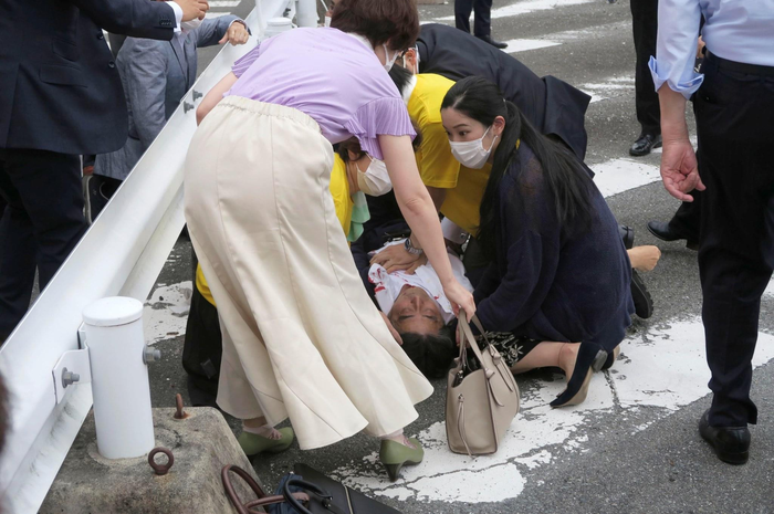 Mantan PM Jepang Shinzo Abe ditembak selagi pidato. Kondisi terkini Shinzo Abe bikin warga berduka. Foto sosoknya disebarkan.