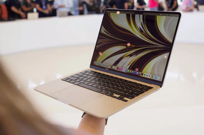 Ilustrasi penjualan MacBook Air 15 inci. On pict: MacBook Air M2