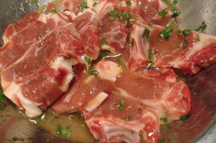 Begini cara mengolah daging kambing.