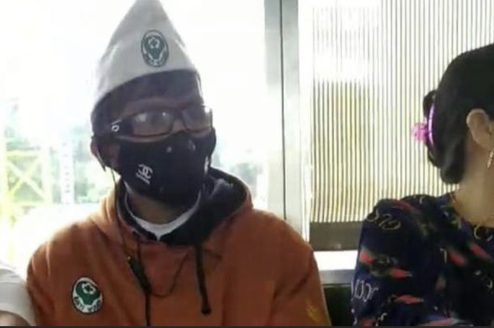 Pelaku mesum di KRL bisa langsung dicokok petugas TransJakarta gegara netizen cekatan. Foto tampangnya sengaj diviralkan.