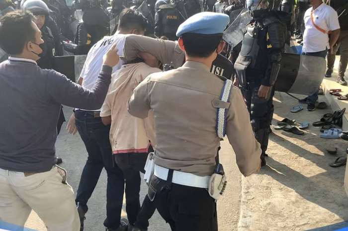 Warga Ponpes Shiddiqiyyah memberi kesaksian saat polisi mau menangkap Bechi. Begini cara polisi interogasi warga.