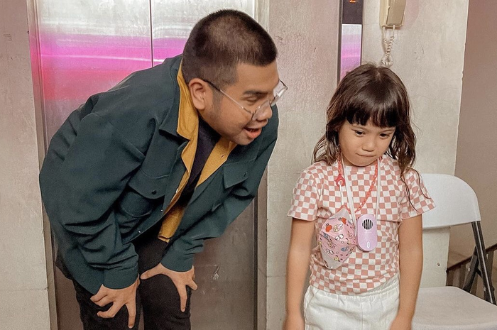 Gempi tampak malu-malu foto bareng idolanya, Kaleb J. Namun, Gisel justru kesal dengan Instagram. Postingan Gempi sempat hilang.