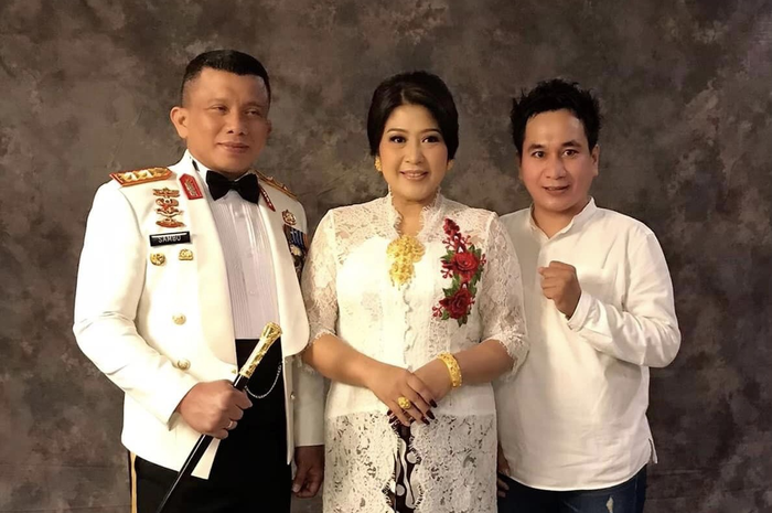 Warisi Kecantikan Istri Ferdy Sambo, Begini Potret Putri Jenderal Termuda Polri. Albert Kleo pria asal Palopo bongkar tabiat asli istri Kadiv Propam Polri, Putri Ferdy Sambo. Dia sering bikin foto di rumah Irjen Ferdy Sambo.