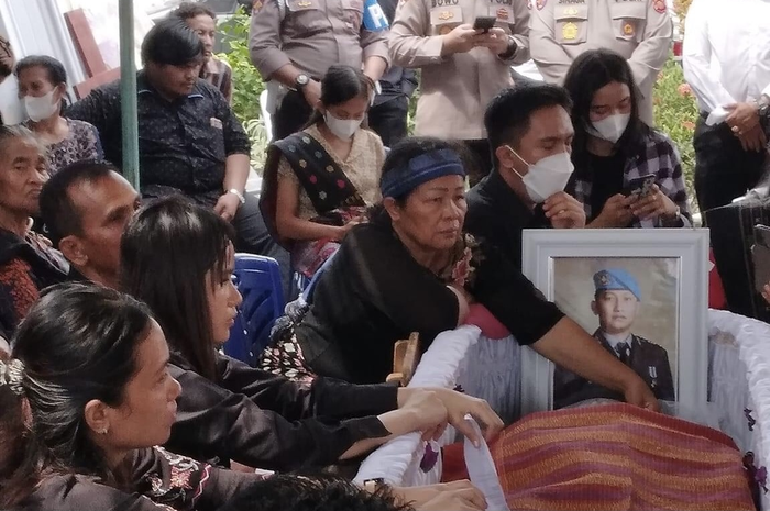 Samuel Hutabarat, ayah Brigadir Yosua membongkar kebiasaan istri Kadiv Propam Ferdy Sambo usai didatangi petinggi Polri.