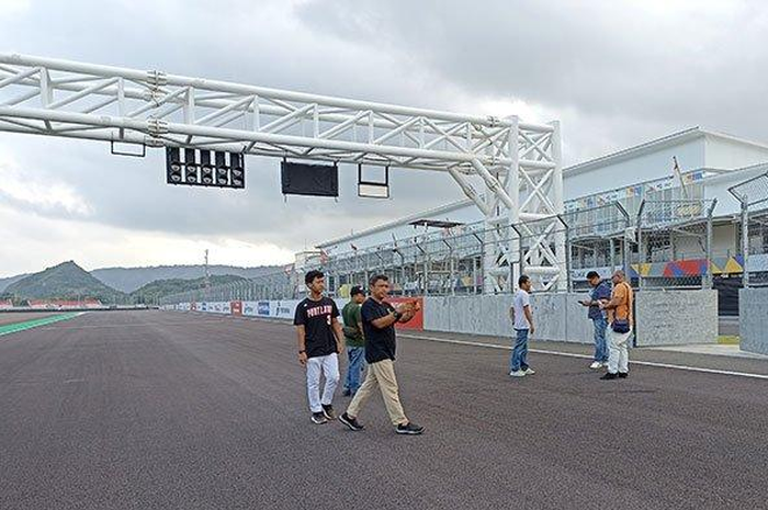 Garis start dan box start dibuat ulang karena seluruh trek sirkuit Mandalika diaspal ulang.