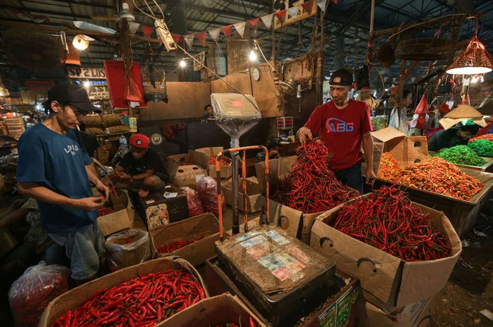 Suasana lapak penjual cabai merah keriting di Pasar Induk Kramat Jati, Jakarta, Selasa (28/6/2022). 