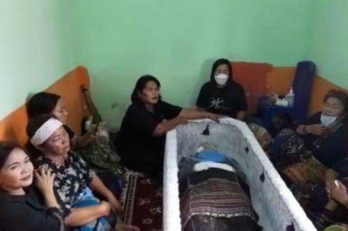 Kata ayah Brigadir J tentang kasus polisi tembak polisi.