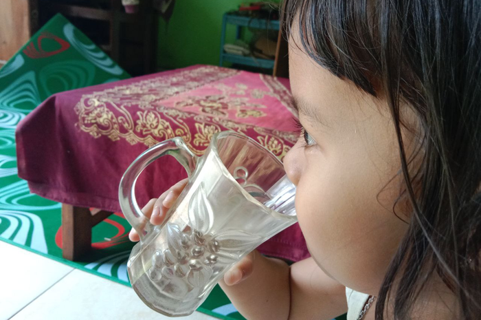 Ilustrasi anak minum air putih