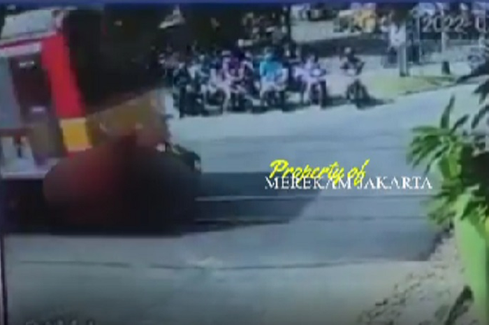 Video detik-detik driver ojol tewas tersambar kereta api di Bumi Bintaro Permai, Pesanggrahan, Jakarta Selatan, pada Senin (11/7/2022) siang.