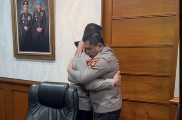 Irjen ferdy Sambo ditemui petinggi Polri dalam kondisi begini. Kadiv Propam Polri menangis kejer di bahu Kapolda Metro Jaya.