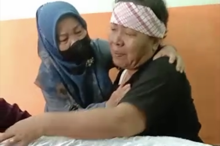 Brigadir Yosua yang sibuk melayani istri Kadiv Propam Polri sampai belum sempat memenuhi permintaan keluarga. Ibunya terus menangis.