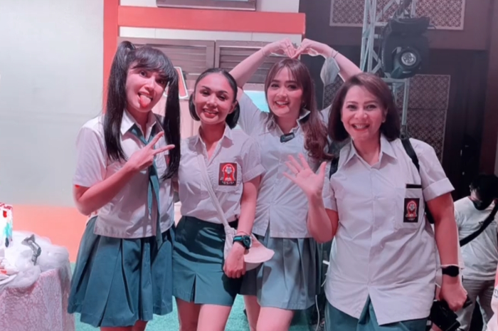 Penampilan Yuni Shara pakai seragam SMA