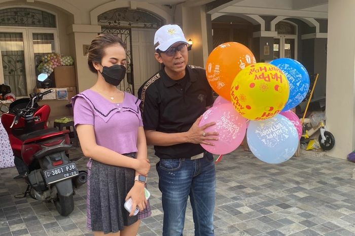 Doddy Sudrajat dan Mayang rayakan ulang tahun Gala di teras rumah Haji Faisal, Kamis (14/7/2022).