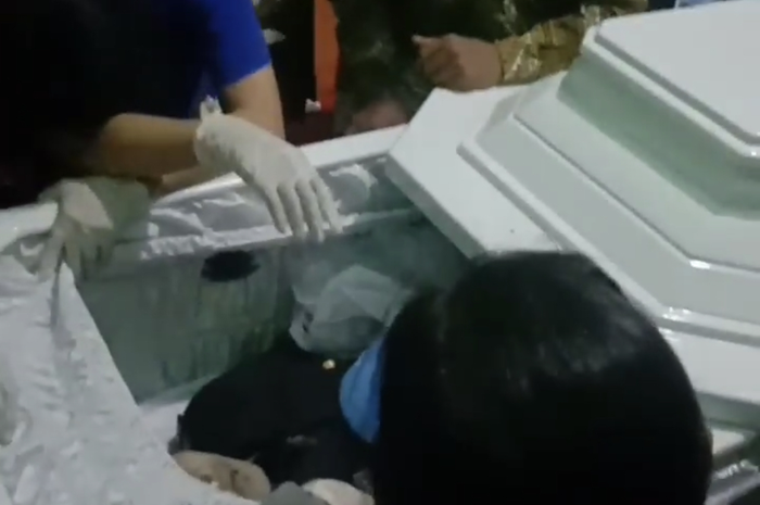 Keluarga Brigadir Yosua sampai berani melanggar aturan privasi. Mereka menyebarkan foto luka sayatan di tubuh ajudan Kadiv Propam.