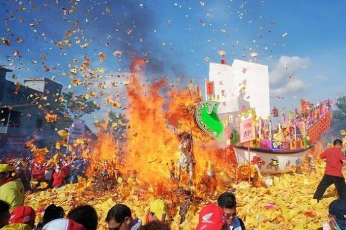 Ritual Bakar Tongkang, Festival tahunan Kota Bagansiapiapi, Riau.
