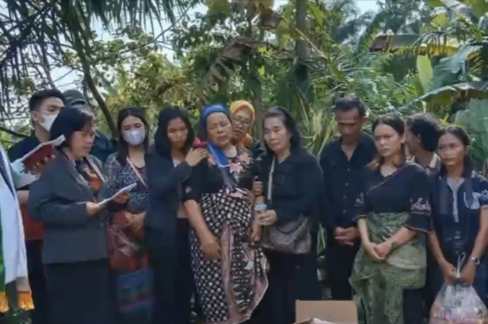 Cara orangtua Brigadir Yosua mendidik keluarga disorot, sebab dua anak gadisnya punya gelar mentereng. Foto sang ibunda bikin nyesek.