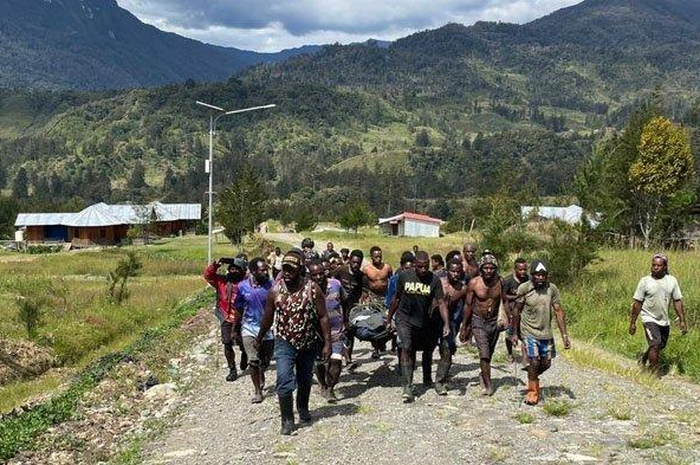 Foto jenazah Nober Palintin (31), sopir truk pasir korban penembakan Kelompok Kriminal Bersenjata (KKB) di Kali Ilame, Distrik Ilaga, Kabupaten Puncak, Papua, pada Rabu (11/5/2022), akhirnya ditemukan. 