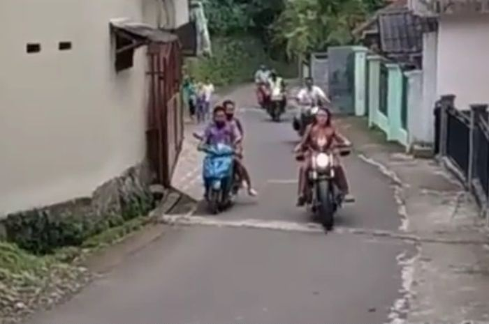 Amanda Manopo geber motor gede di dekat lokasi syuting.