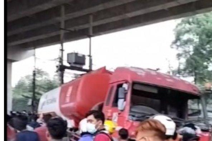 Ada kecelakaan maut truk Pertamina seruduk puluhan pemotor di Cibubur, netizen soroti letak lampu merah
