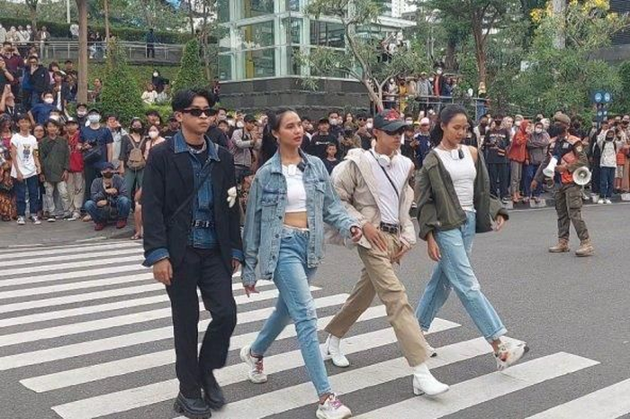 Model Valerie dan Veronika dan dua remaja SCBD (Sudirman Citayam Bojonggede Depok) melakukan catwalk ajang Citayam Fashion Show, di kawasan Dukuh Atas, Sudirman, Jakarta Pusat, Minggu (17/7/2022) petang.