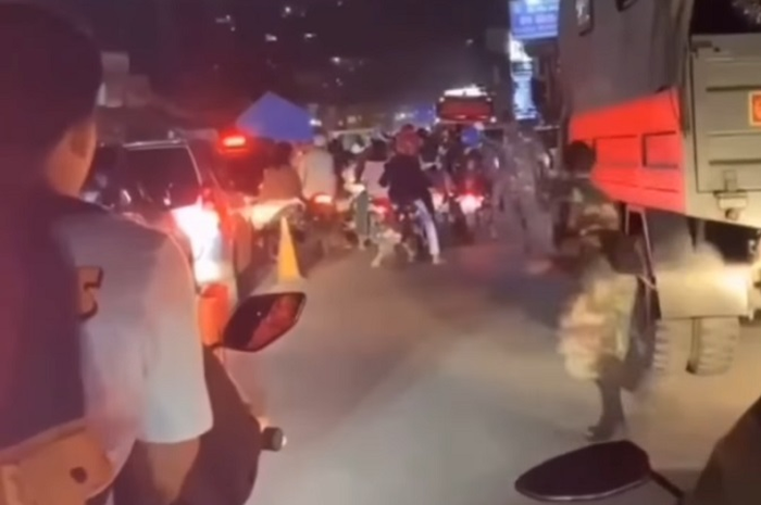 Pemotor tegang, video puluhan anggota TNI grebek sopir angkot yang nekat keroyok temannya.