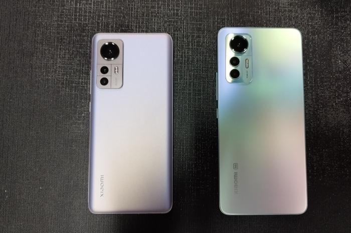 Perbedaan Xiaomi 12 Lite 5G (Kanan) dan Xiaomi 12 (Kiri).
