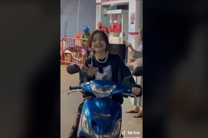 Jeje Slebew namanya makin berkibar seiring viralnya SCBD (Fashion Week) bersama Bonge, sempat terciduk naik Yamaha Mio isi bensin di SPBU Pertamina.