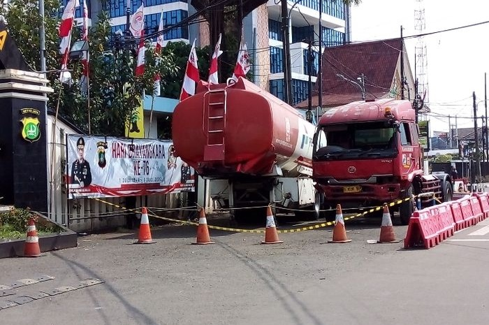 Kondisi ban truk Pertamina yang terlibat kecelakaan maut Cibubur, Jawa Barat pada Senin (1872022), ada bagian yang aneh.