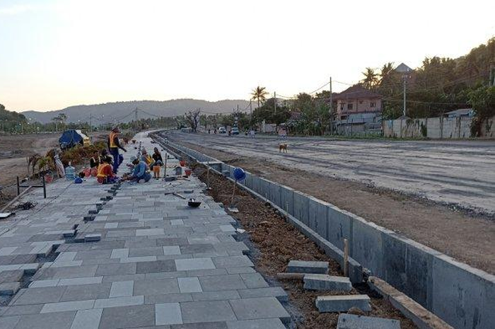 Trotoar sirkuit Mandalika sedang dipercantik