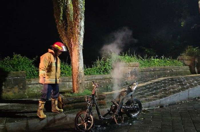 Motor matic Yamaha Mio terbakar hangus di Karangasem.