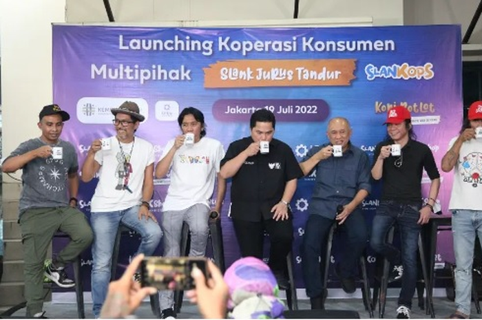 Slank bersama Teten Masduki dan Erick Thohir meresmikan koperasi Slankops