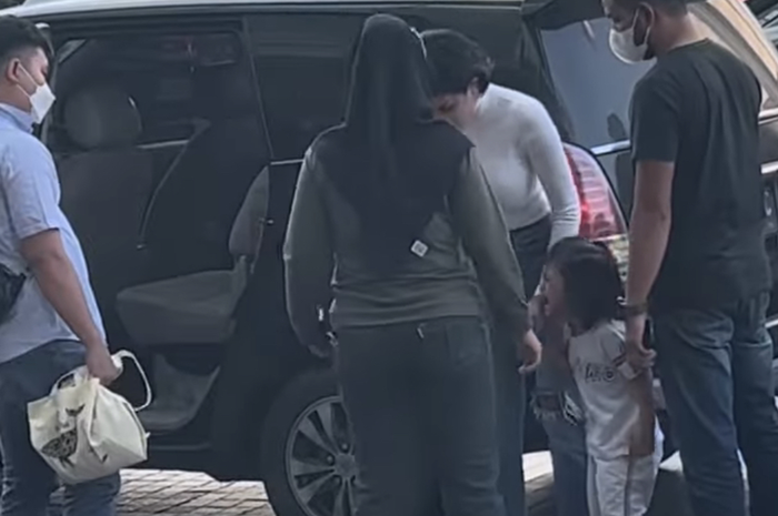 Arkana anak bungsu Nikita Mirzani menangis disuruh masuk mobil polisi. Begini nasibnya sekarang. Netizen banjir cibiran.