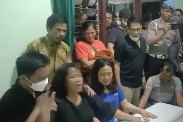 Keluarga Brigadir Yosua mengaku dilecehkan anak buah Irjen Ferdy Sambo di rumah duka. Sosok psikot jadi dalang kematiannya.