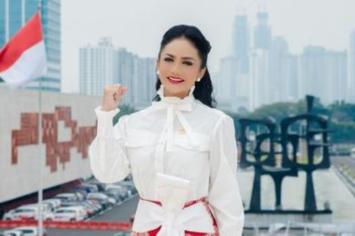 Kini jadi angota DPR RI, Krisdayanti justru tak malu santap makan makanan murah meriah ini.