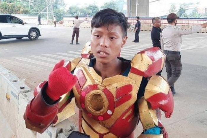 Kisah Kurwanto, Iron Man di kecelakaan maut Cibubur berhasil selamatkan nyawa pemotor.