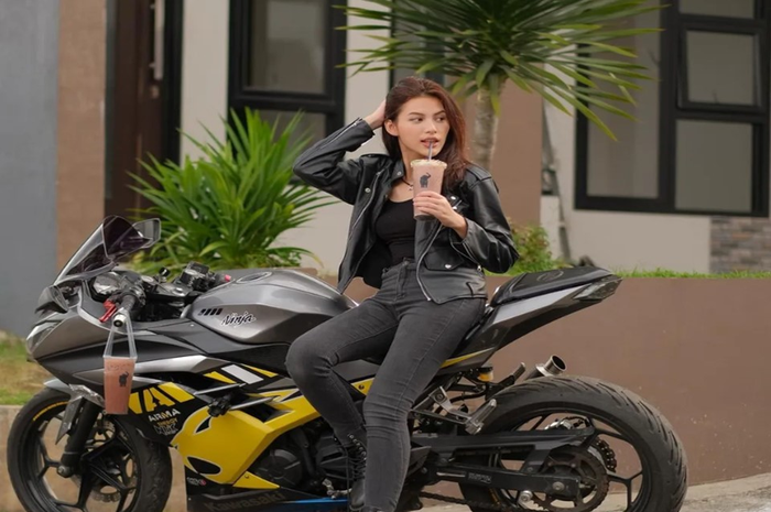 Lania Fira saat berpose dengan motor Kawasaki Ninja 250.