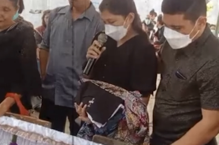 Tempat kerja kekasih Brigadir Yosua Vera Simanjuntak sempat ditutup gegara kasus ini. Dia sudah diperiksa 2 kali di Mapolda Jatim.