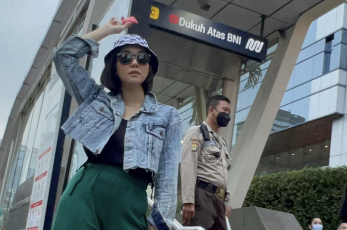 Gisel seperti ikut-ikutan Baim Wong dengan menginvasi Citayam Fashion Week demi bikin foto begini. Ujungnya, jualan demi cuan.