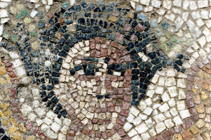 Mosaik yang ditemukan di vila mewah dari pecahan kaca daur ulang.