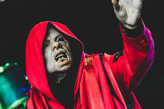 Sid Wilson dengan topeng lamanya
