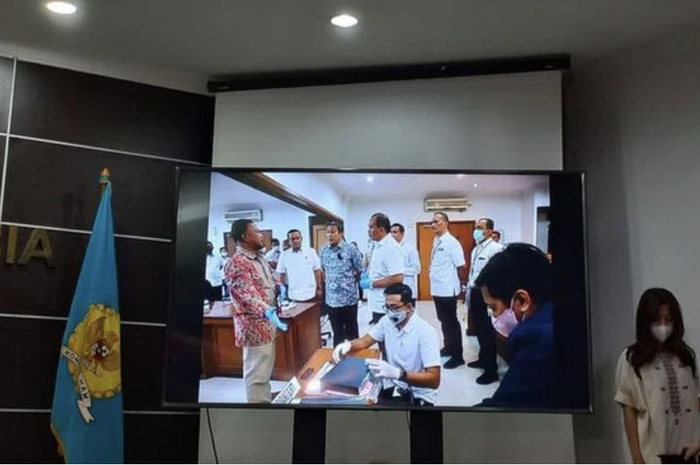 Komnas Ham sudah mengantongi foto bukti Irjen Ferdy Sambo yang masuk rumah dinas tanpa diikuti istrinya. Foto sang jenderal tes PCR juga ada.