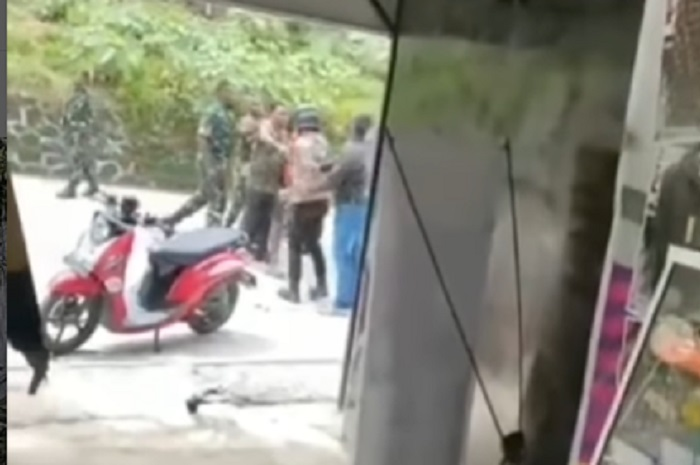 Geger video baku hantam antara polisi dan anggota TNI di Papua Barat, gara-gara motor polwan.
