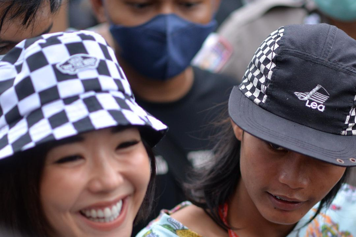 Gisel yang sempat dihujat tampil di Citayam Fashion Week belum kapok pamer foto bareng Bonge, salah satu ikon CFW. 