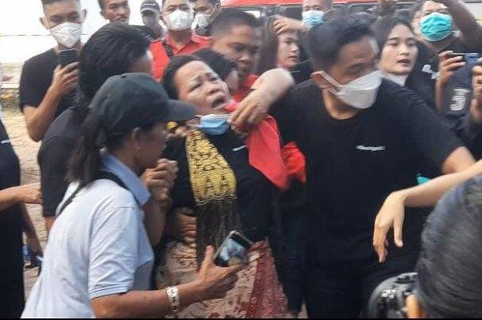 Ibu kandung Brigadir J histeris ebelum penggalian makam putranya, Rabu (27/7/2022)